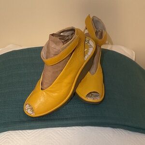 Fly London Women’s size 39 yellow/lemon